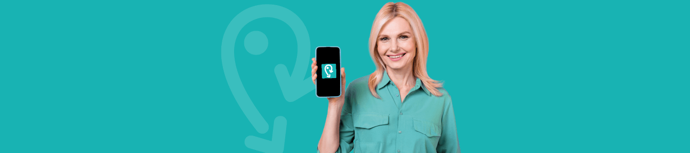 Türkiser Hintergrund, Frau mit Handy in der Hand, auf dem Handy ist ein Türkises Logo, sie lacht